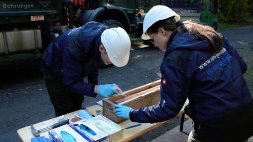 Bohrkernansprache vor Ort beim Grundwassermessstellenbau