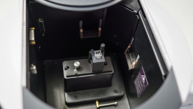 Blick ins Innere eines Fluoreszenzspektrophotometers